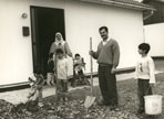 Familie aus dem Libanon nach dem Bezug eines der Leichtbauhäuser, 1993